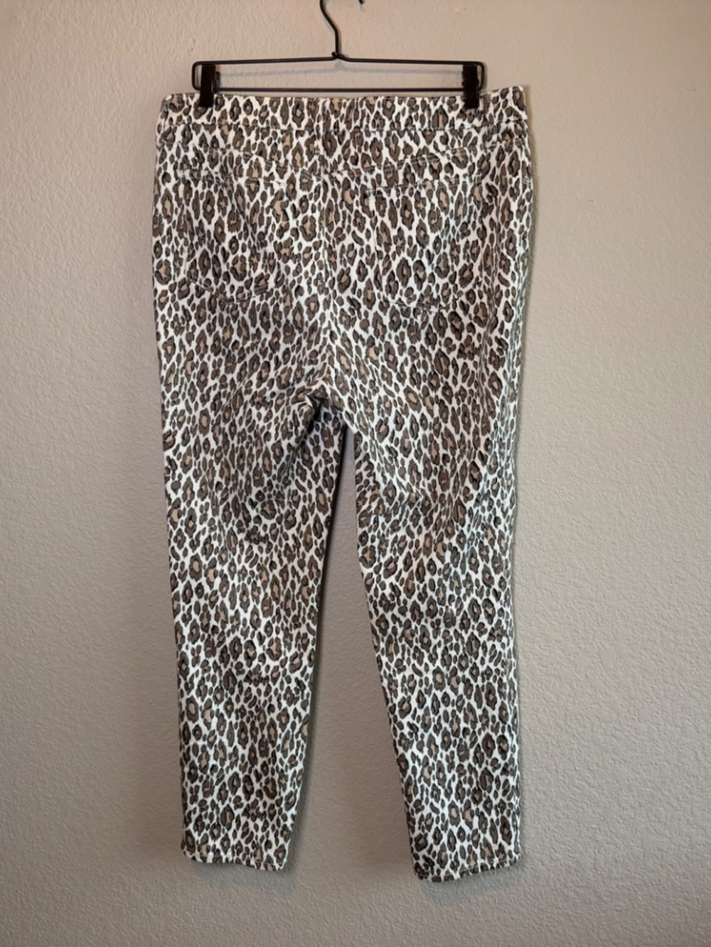 CHICO'S - So Slimming Girlfriend Slim Leg Cheetah Animal Print Crop Jean - Picture 3 of 8